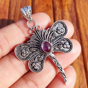 Pendentif en pierre précieuse en forme de papillon naturel pour l'énergie positive, la guérison émotionnelle et la mode bohème, disponible à la vente - Product Image 1