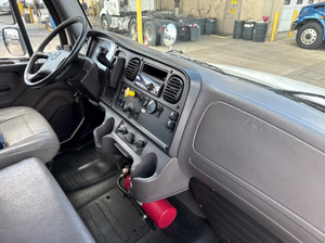 Camión de Caja Freightliner M2 de Uso Moderado, Años 2018/2019, con Transmisión Automática, 151,503 millas - Product Image 2