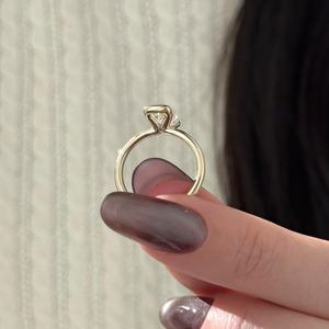 Anillo de Compromiso con Diamante Cultivado en Laboratorio, Corte Radiante Alargado de 3 Quilates, Media Engaste, Oro Amarillo de 14k, Certificado IGI - Product Image 3