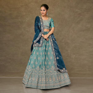 Lehenga Choli en soie brodée de designer indien avec dupatta |   Tenue de soirée longue pour femme, idéale pour les mariages et les occasions spéciales, avec broderies Zari - Product Image 5
