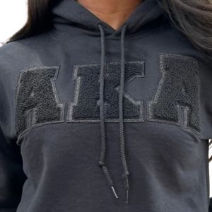 Sweat à capuche unisexe All Black AKA avec broderie chenille lettres grecques – Pull premium streetwear confortable et décontracté - Product Image 2