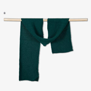 Écharpe tricotée décontractée en fil teint uni pour filles, 100 % acrylique, taille moyenne, fabriquée au Vietnam, avec emballage personnalisé disponible - Product Image 5