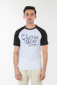 T-shirt streetwear pour homme en jersey de coton épais blanc à manches courtes et col rond avec manches noires, coupe classique - Product Image 1