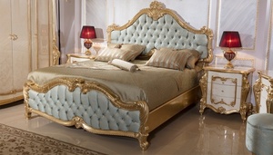 Ensemble de chambre à coucher de luxe en bois de mahogany massif, lit king-size sculpté à l'or, grand placard, 2 tables de nuit et coiffeuse - Product Image 2