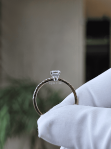 Bague solitaire en diamant de laboratoire émeraude 0,90 ct, bande pavée en or, bijoux fins minimalistes pour fiançailles et mariage pour femmes - Product Image 1