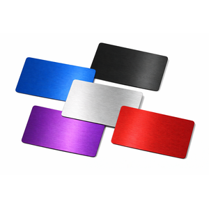 Tarjetas de Visita Personalizadas al por Mayor, Grabadas con Láser, Plateadas, de Zinc Anodizado, con Impresión en Serigrafía y Acabado Plateado - Product Image 3