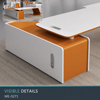 Bureau de direction moderne incurvé avec plateau bicolore arrondi et rangement latéral en bois, autoportant pour bureaux de direction