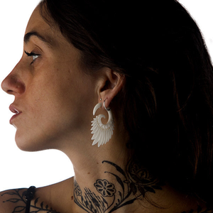 Boucles d'oreilles en os naturel, bijoux ethniques faits à la main - Product Image 3