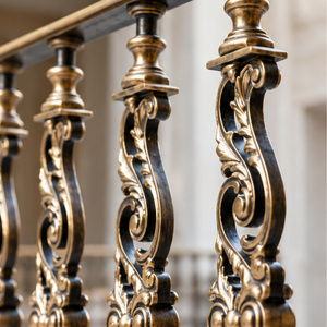 Geschnitztes Bronzegeländer mit fließenden S-förmigen Balustraden und Blattakzenten, Metallhandlauf und Balustrade - Product Image 2