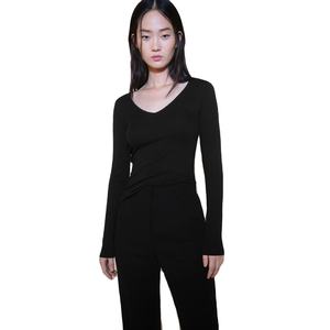 Haut en tricot noir à col en V et manches longues pour femme, coupe ajustée, couleur unie, style minimaliste, à porter toute l'année - Product Image 1