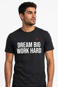 เสื้อยืดคอกลมแขนสั้นสีดำสำหรับผู้ชาย ทรงปกติ ผ้าโพลีเอสเตอร์ สวมใส่สบาย พิมพ์ลายตัวอักษร สไตล์ลำลอง - Product Image 4