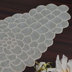 Chemin de table élégant perlé, ovale, en tissu, design glamour fait main, blanc, tapis décoratif - Product Image 3