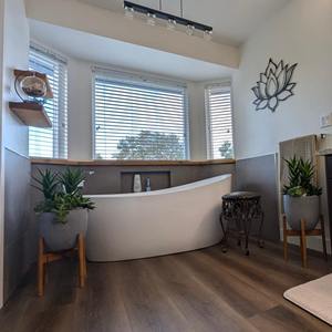 Décoration murale en métal noir au design lotus pour espace spirituel, salle de méditation et espace de yoga, sculpture murale minimaliste faite à la main - Product Image 3