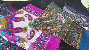 Bufanda de Lujo 100% Seda de Morera con Estampado Serigrafiado, Borde Enrollado a Mano, Chal de Diseño Artesanal Personalizado para Venta al por Mayor en Boutiques - Product Image 5