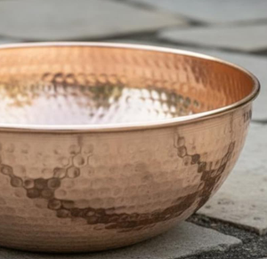 Bol à eau pour oiseaux en cuivre de qualité supérieure, mangeoire durable en cuivre avec base à picots, décoration de jardin, patio, cour pour l'extérieur et la maison - Product Image 5