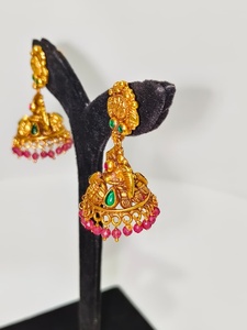 Pendientes Antiguos de Oro Sólido de 22k con Motivo de Lakshmi Hechos a Mano, Joyería de Boda con Esmeraldas Verdes y Perlas Naturales - Product Image 2