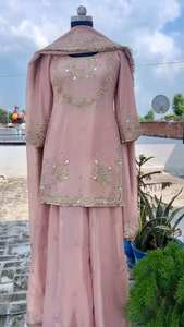 Ensemble haut et pantalon en soie fantaisie pour femme, best-seller en gros, avec broderie riche et travail manuel au miroir véritable, idéal pour les événements spéciaux. - Product Image 2