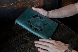 ที่ใส่เมนูหนังแท้ระดับพรีเมียม พับได้ ทนทาน เติมกระดาษได้ ออกแบบมาเพื่อใช้ในร้านอาหาร คาเฟ่ โรงแรม รุ่น LMC-0057 - Product Image 3