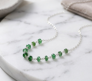 Collier élégant en grenat vert Tsavorite, bijoux en argent sterling 925 avec chaîne à maillons et perles - Product Image 1