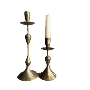 Candelabro de latón en espiral con detalle de hoja para regalo decorativo, a menudo presentado como un regalo premium. - Product Image 4