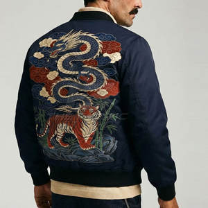 Chaqueta Sukajan de estilo moderno para hombre con patrón bordado detallado, tela satinada ligera, estilo urbano. - Product Image 3