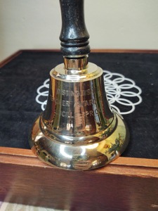 Campana de mano de latón de calidad con mango de madera para llamadas de recepción, rituales domésticos y sonido nítido. Campanas de mano de latón de marca. - Product Image 3