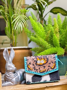 Bolso Bandolera de Cuero Genuino Venus Leathers, Estilo Western, Hecho a Mano, con Patrón de Letras y Flores, Cierre de Cremallera, 45-55cm, Gran Venta - Product Image 2