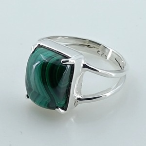 แหวนมาลาไคต์ เงินแท้ 925 ประดับแบบ Bezel Setting แหวนสัญญา งานแฮนด์เมด สไตล์โบโฮ สำหรับงานแต่งงาน งานหมั้น เครื่องประดับผู้หญิง ทำจากวัสดุธรรมชาติ - Product Image 4