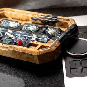 Portaplumas de resina epoxi con diseño de teclas de teclado, Portaplumas de resina con diseño de madera, Decoración artística de resina y madera, Regalo de aniversario, Portaplumas de resina verde, Regalo hecho a mano - Product Image 1