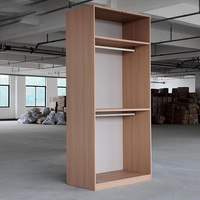 Système de placards modulaires sur mesure en bois massif pour vestiaires, idéal pour les projets d'aménagement intérieur de villas de grande envergure