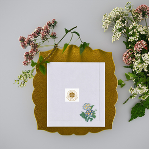 Serviette en lin avec broderie en grappe de muguets, des tons bleus doux créent une ambiance calme et élégante pour la table. - Product Image 2