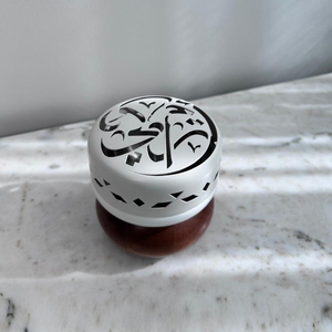 Exquisito Par de Quemadores Mubkhar con Tapas de Metal Blanco y Negro y Bases Redondeadas de Madera Natural para Aromaterapia en el Hogar - Product Image 4