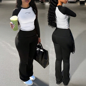 Ensembles pour femmes : Survêtement deux pièces tendance de haute qualité, comprenant un crop top et un pantalon ample, idéal pour le sport - Product Image 6