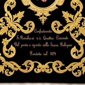 Estandarte Religioso de Terciopelo de Lujo con Detalles Bordados a Mano - Product Image 4
