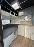 Nouvelle Conception Remorque Équestre 2 Chevaux 2HAL-D avec Logement, Lit Superposé, Boîte à Selle Pivotante, Rampe, Porte, Cuisinière à Gaz, Salle de Douche