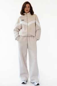 Conjunto Deportivo 2 en 1 para Mujer, Color Beige y Blanco con Bloques de Color Estampados, Cuello Alto, Corte Holgado, Manga Larga, Pantalones Largos, Estilo Deportivo - Product Image 3