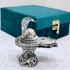 Superbe Shivling en laiton plaqué argent avec boîte en velours, artisanal, petit Lingam du Dieu Shiva en laiton plaqué argent - Product Image 2