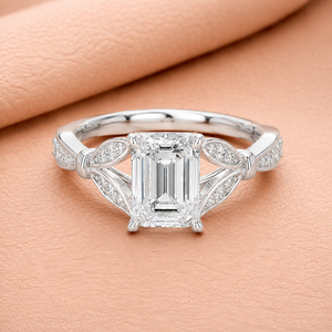 Bague de fiançailles en or blanc avec diamant taille émeraude, coupe de précision, pierre centrale haute clarté, sertissage à griffes et bande pavée étincelante - Product Image 1