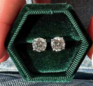 Boucles d'oreilles clous en argent 925 Pear Jewelex, moissanite ronde, couleur VVS D-E-F, plaqué rhodium - Product Image 1