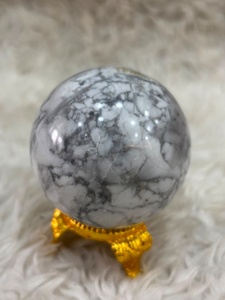 Sphère de cristal d'howlite de couleur blanc crème, avec veinage anthracite, forme ronde et lisse, finition raffinée et distinctive. - Product Image 1