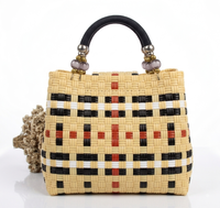 Sac fourre-tout en plastique tissé bleu et blanc fait main, sac de plage tendance avec poignée perlée et fermoir métallique, sac fourre-tout écologique