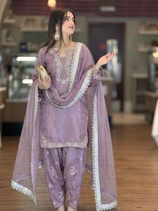 Ensemble salwar kameez en soie satinée traditionnelle, tendance et design, couleur blanche, style palazzo, pour mariages, fêtes et festivals - Product Image 5