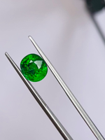 Tsavorite naturelle verte non chauffée non traitée, taille coussin, 2,55 carats, qualité AAA, lustre parfait, coupe et polissage de qualité tierce.