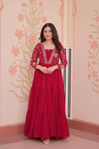 ชุดเดรส Anarkali ดีไซน์หรูหราสามสี คอลเลคชั่นสีม่วง แดง เขียว ปักลายหนัก ผ้าพลิ้วสวย ยาวกรอมพื้น เหมาะสำหรับงานปาร์ตี้สไตล์ชาติพันธุ์ - Product Image 2