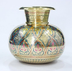 Kalash de latón con acabado antiguo y tallados elaborados de hojas y enredaderas para ceremonias. Disponible a precios de mayorista - Product Image 2