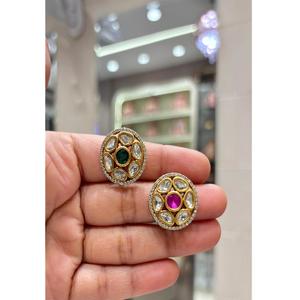 Pendientes de tuerca de moissanita chapados en oro de latón de calidad superior, modernos y elegantes, para mujeres y niñas, para usar en bodas y fiestas. - Product Image 1