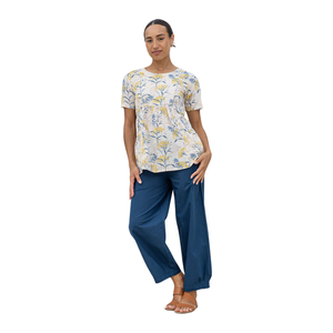 Camisa estampada premium para mujer con diseño moderno y ajuste cómodo - Product Image 1