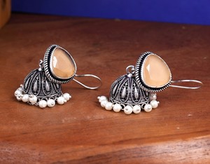 Pendientes Colgantes Vintage de Aleación de Zinc y Latón Plateado Oxidado con Perla para Mujer, Ideales para Fiestas y Eventos - Product Image 4