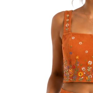 Conjunto de Top Corto y Falda Bordados en Color Naranja Quemado para Mujer, Diseño Floral de Verano, Dos Piezas, Logotipo Personalizado, Ropa al Por Mayor - Product Image 3