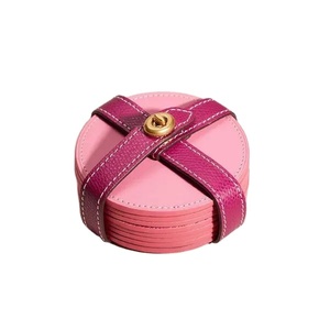 Sous-verre en cuir PU marron personnalisé, lot de 6 tapis de tasse de forme ronde de luxe avec un design personnalisé, options de coussinets de vente en gros de haute qualité - Product Image 1